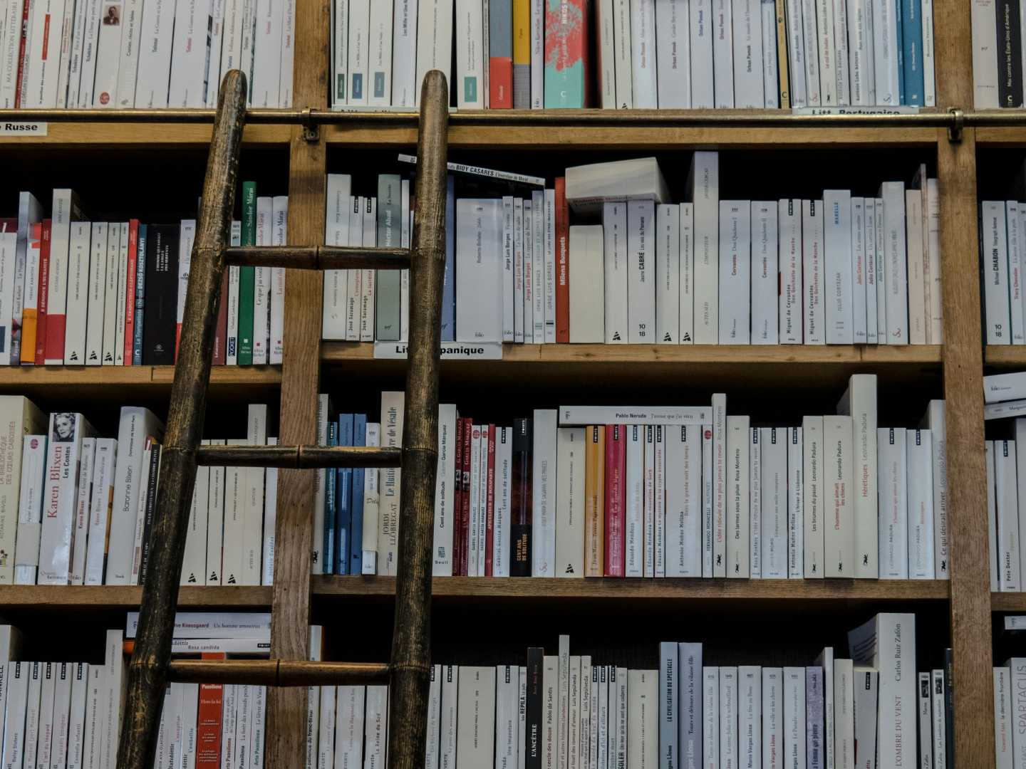 De psychologie van een efficiënte winkelvloer trap tegen boekenkast