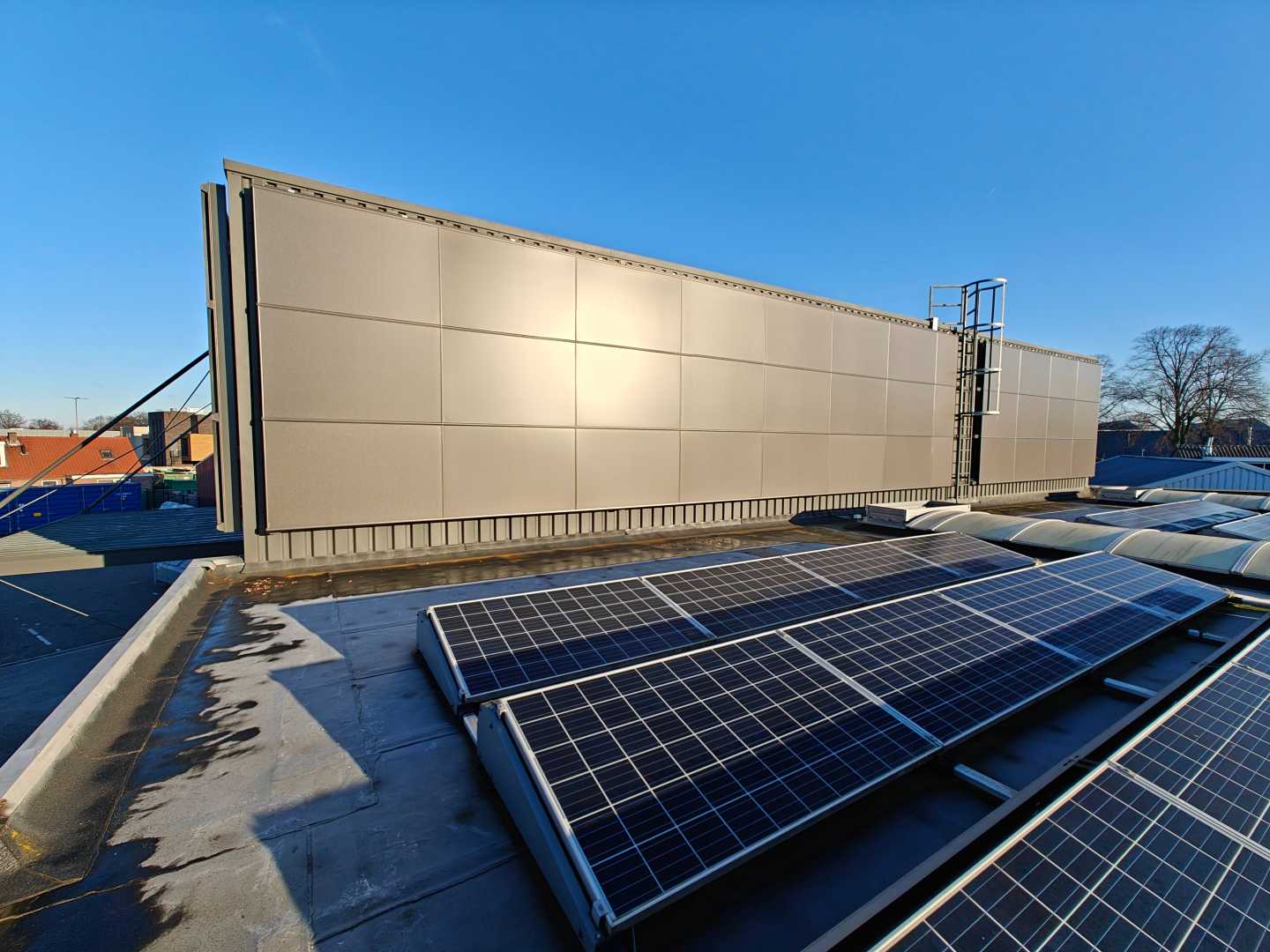 Bedrijfspand in Wijchen wekt stroom op via drie zonnegevels