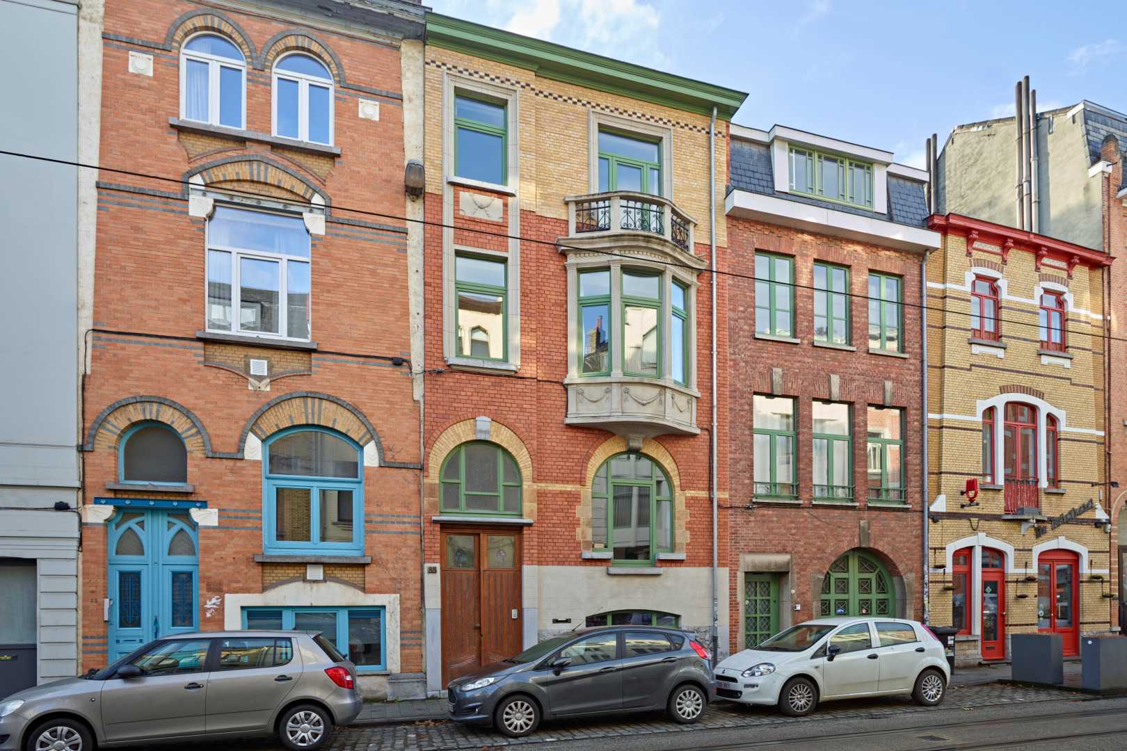 Kleurrijke, gestapelde rijwoning met licht en zicht op tuin