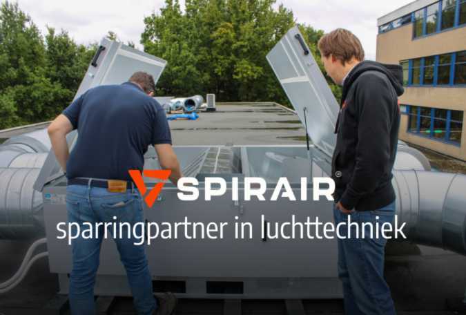 Montuers werken aan een ventilatiesysteem op het dak