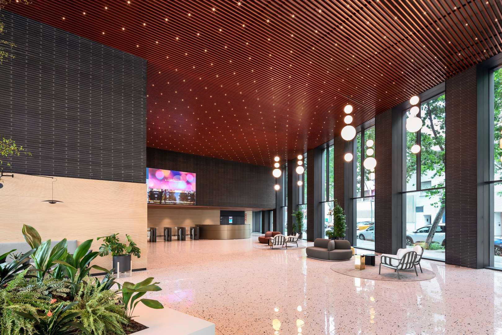 Bedrijfsentree met akoestisch plafond in rood