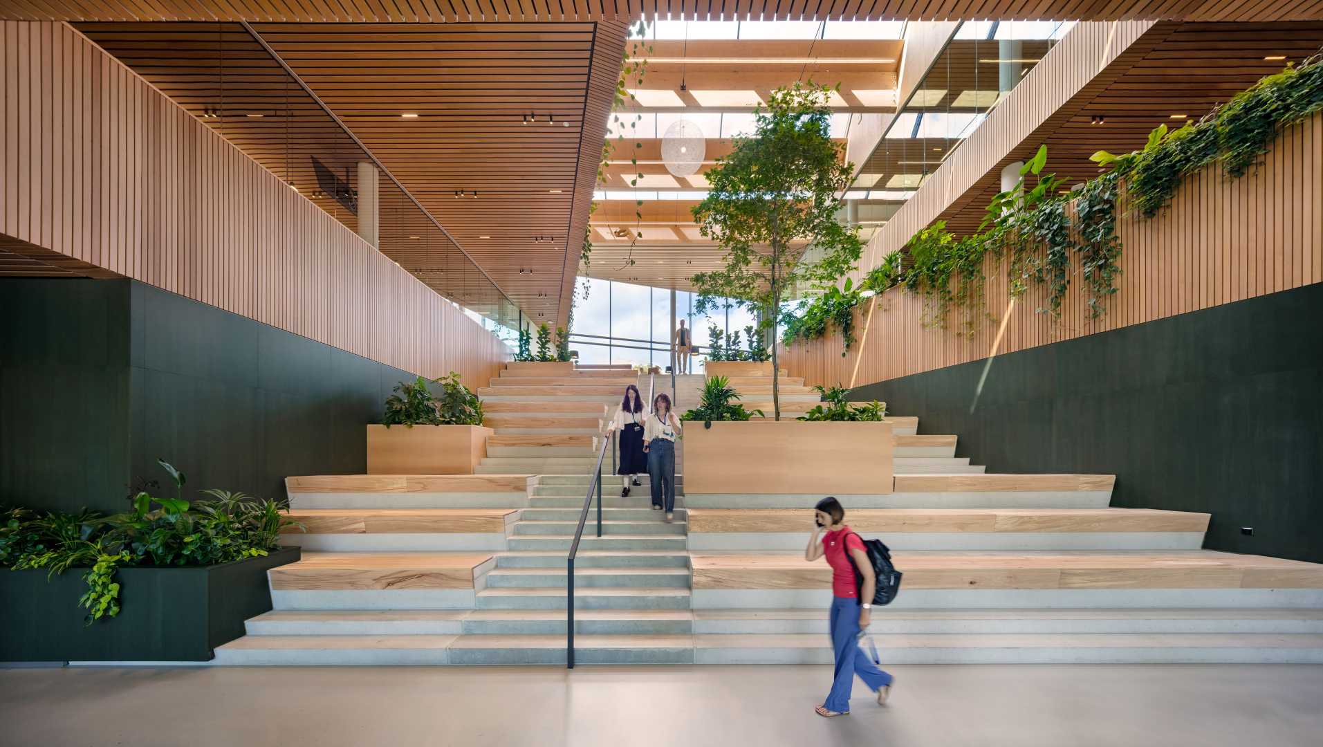 Trappen met akoestische wanden en plafond