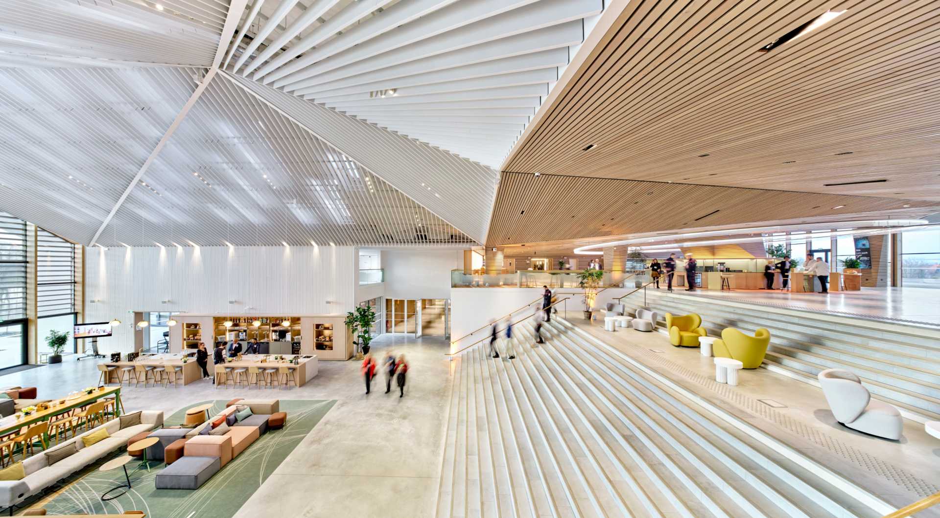 Bedrijfsaula met akoestisch plafond