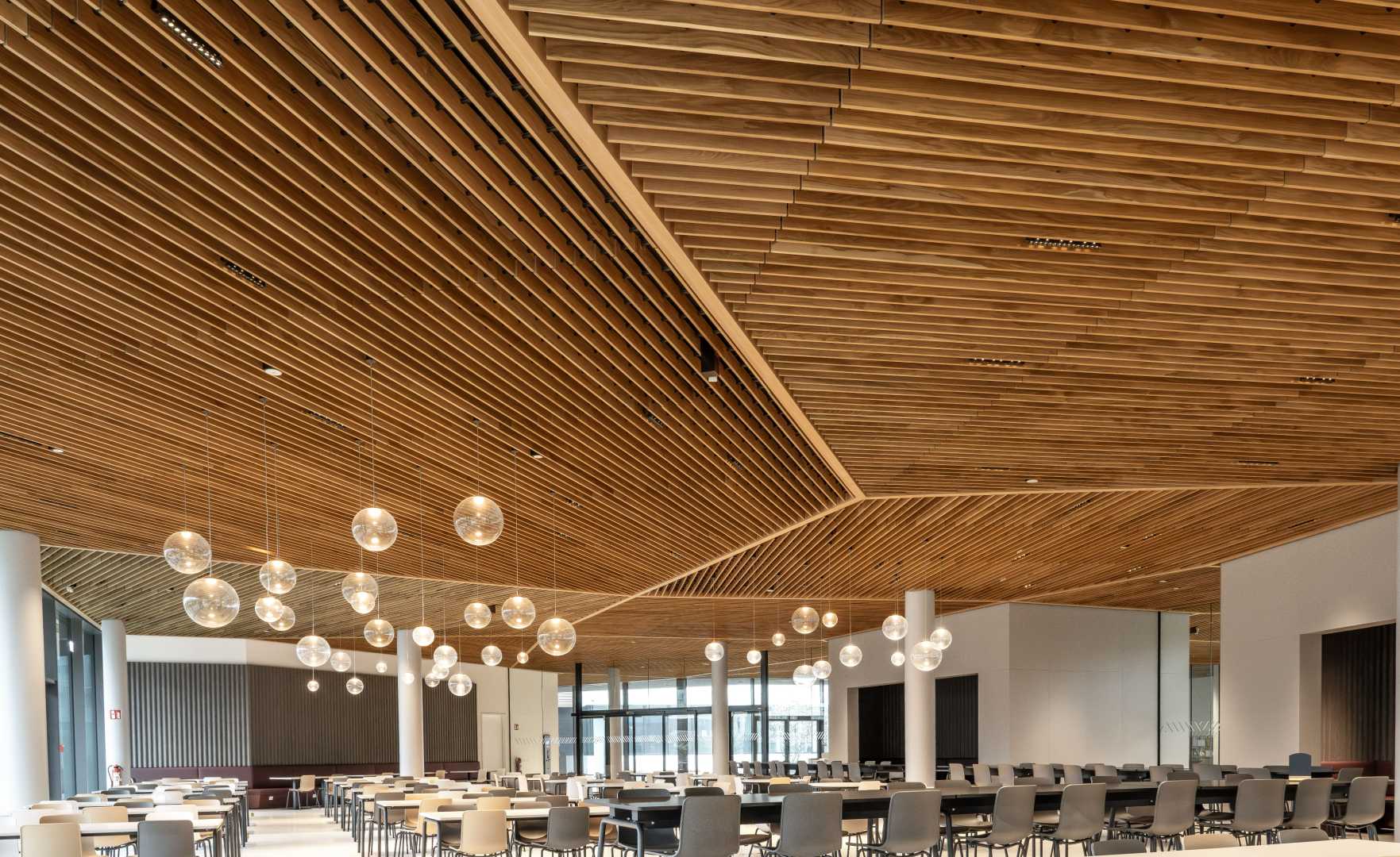 Akoestische plafondafwerking in hout