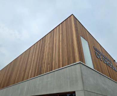 Gebouw met brandwerende houten gevelbekleding