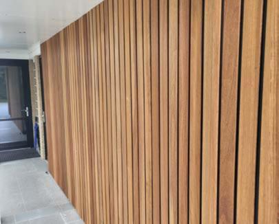 Wand bekleed met brandwerend hout