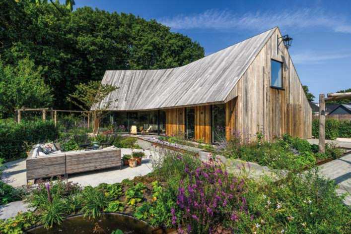 Huis van brandwerend hout met tuin