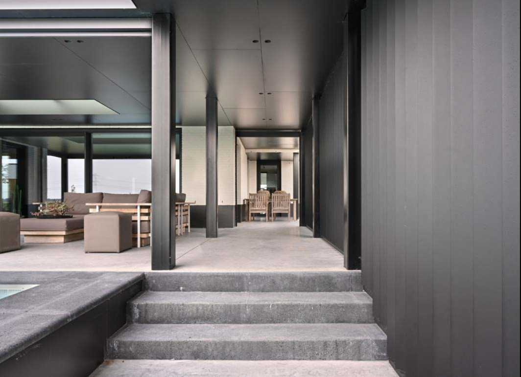 Entree woning met verticale lamellen