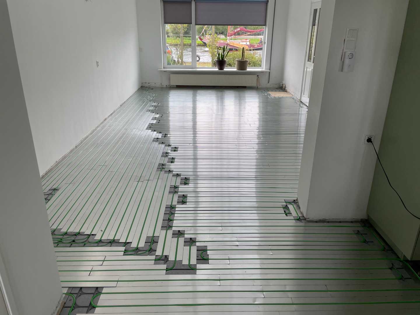 Woonkamer waar voelrverwarming wordt aangelegd