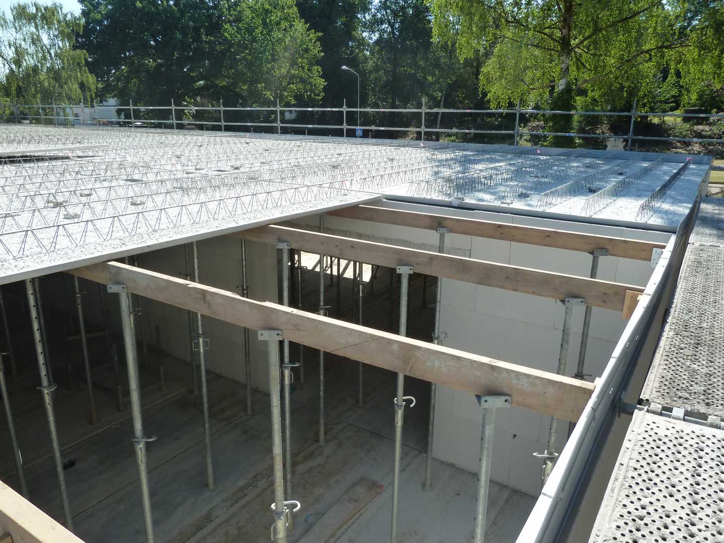 Een verdieping wordt gecreëerd met een systeemvloer