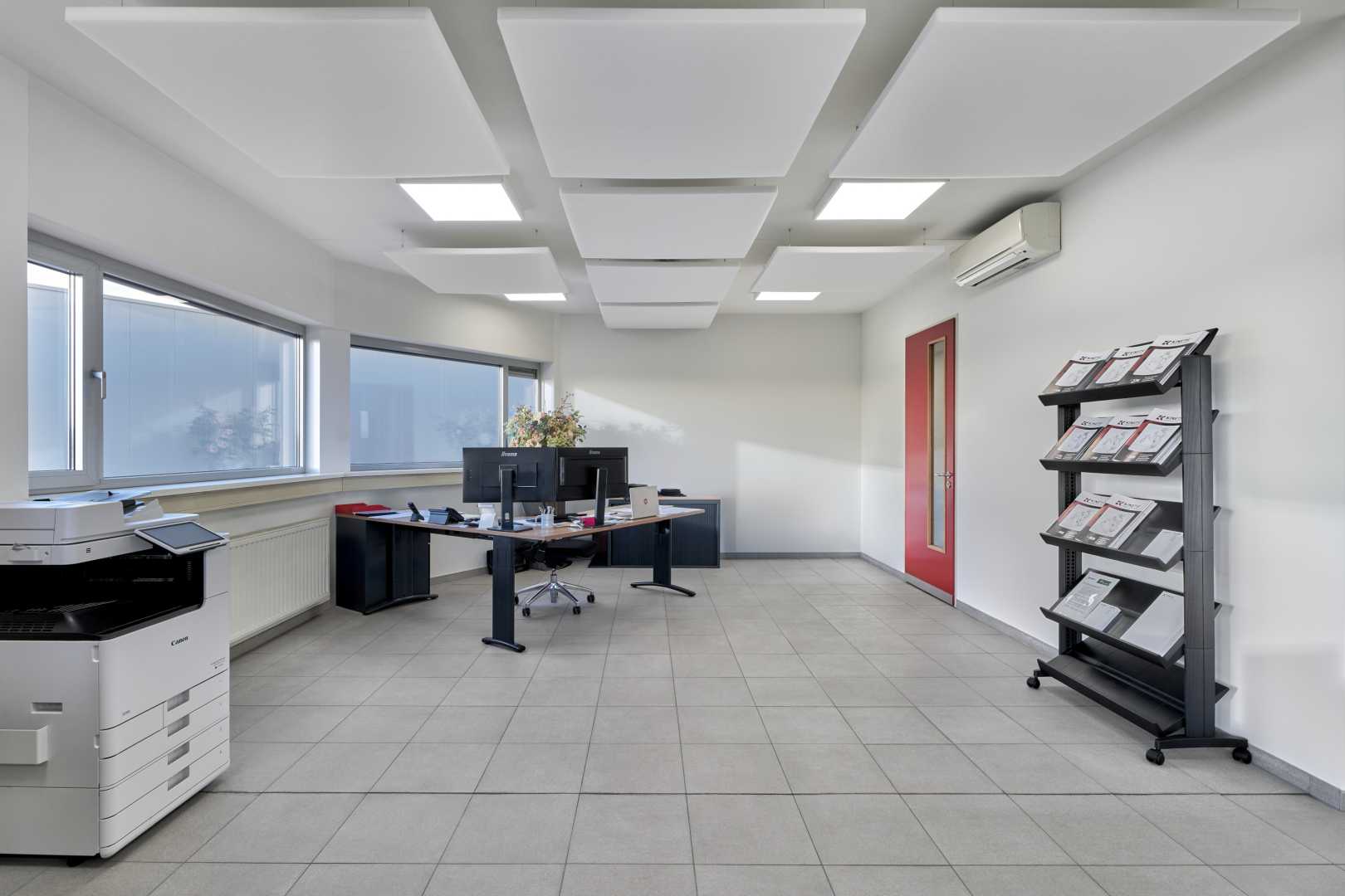 Directiekamer met akoestische plafondpanelen