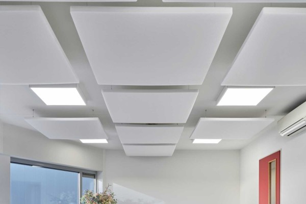 Plafond met akoestische panelen