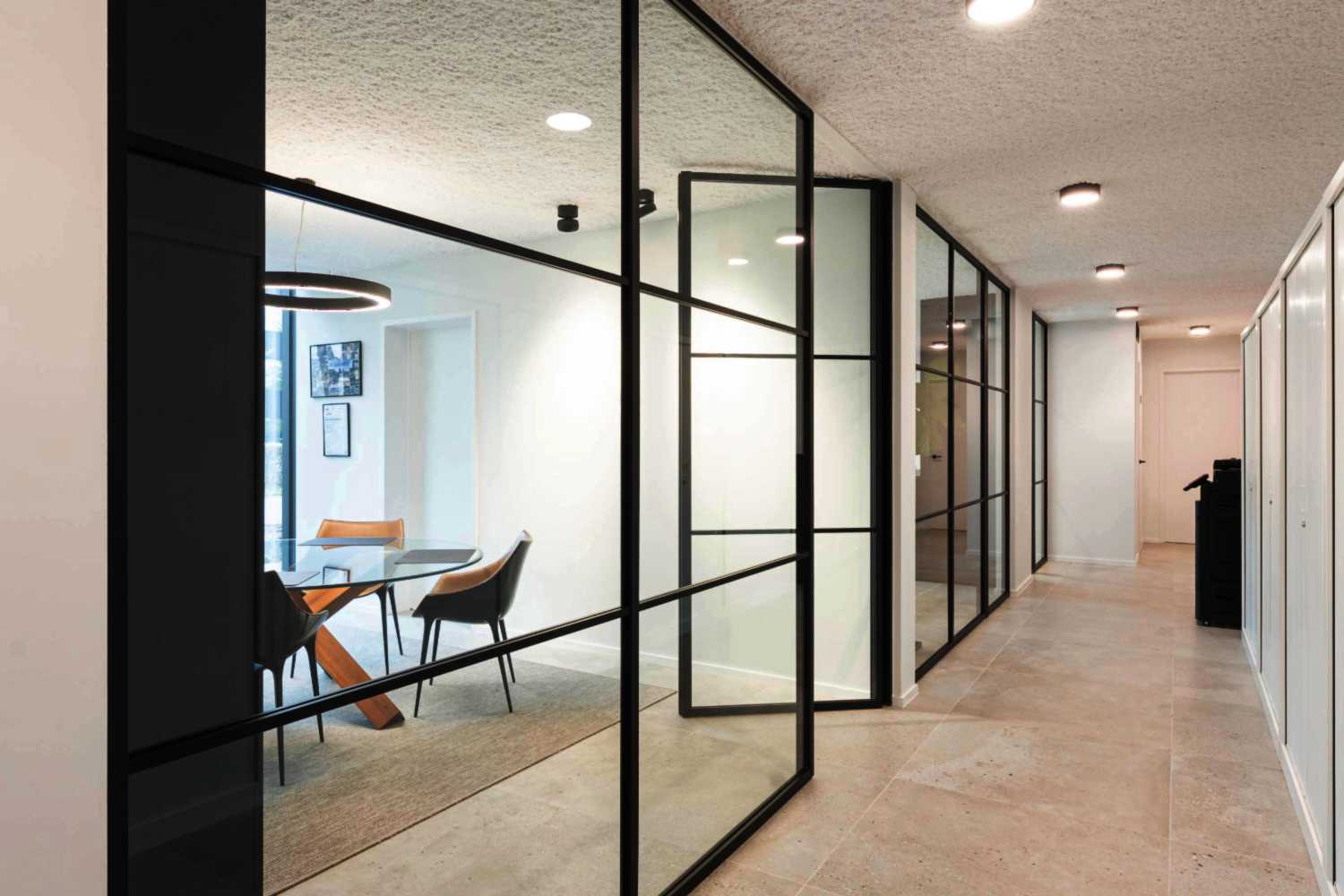 Glazen wanden voor open en lichtrijk kantoorgebouw