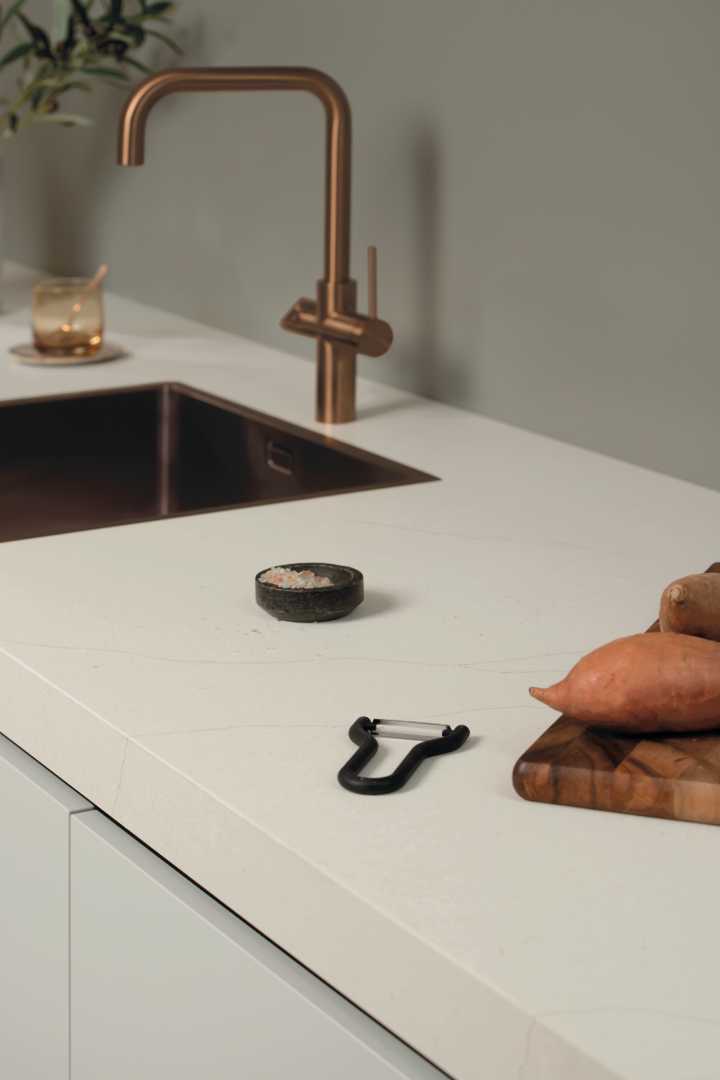 Keukenblad met koperen kraan