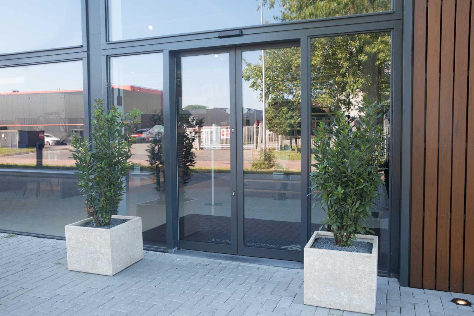 Elektrische schuifdeuren in een winkelgevel Elektrische schuifdeuren in een winkelgevel