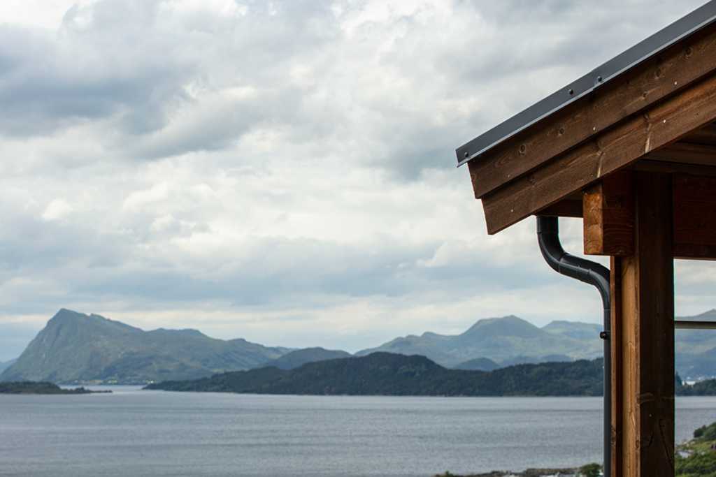 Detail van een aluminium hemelwaterafvoer