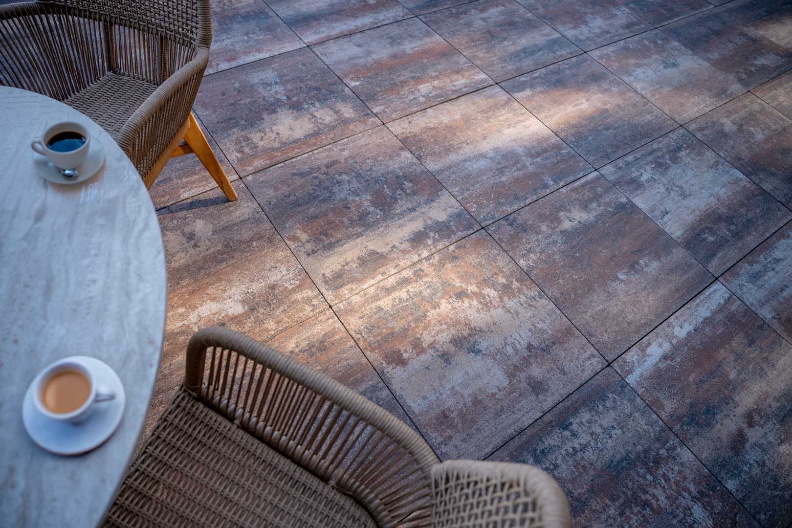 Dakterras met koffie en cappuccino