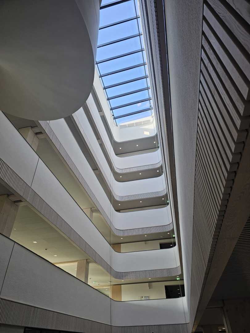 Trappenhuis met akoestisch pleisterwerk