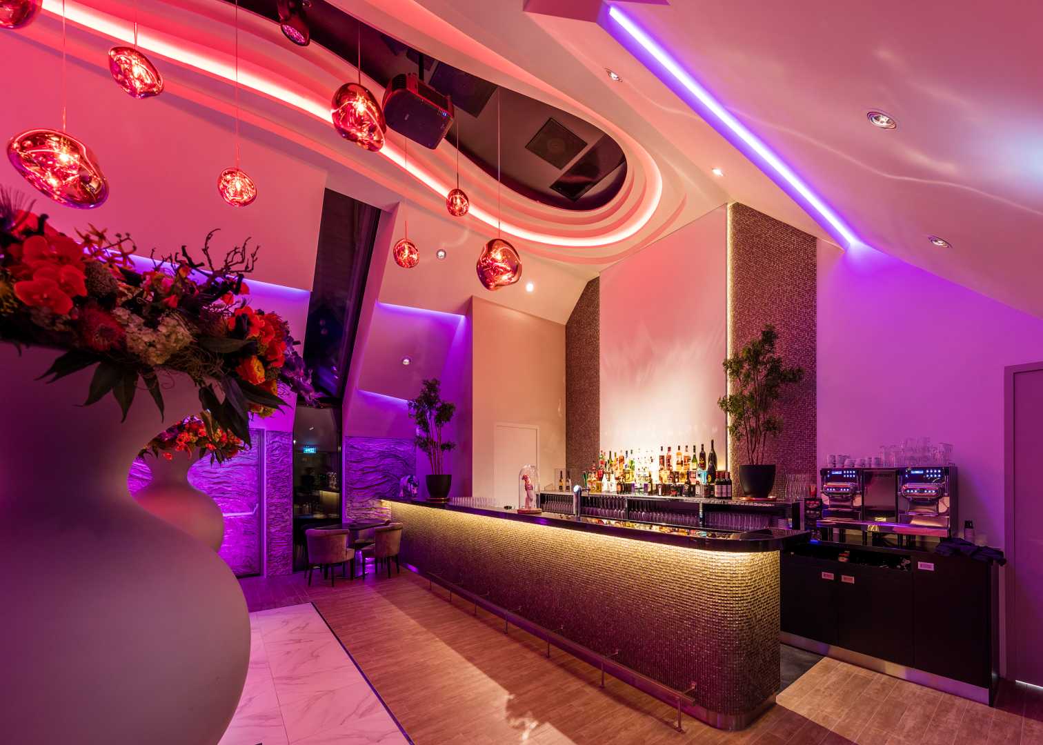 Bar met sfeervol akoestisch plafond