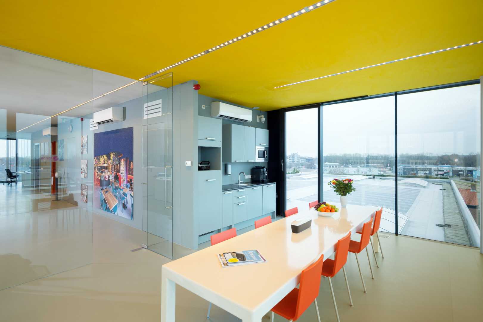 kantoorruimte met akoestisch plafond