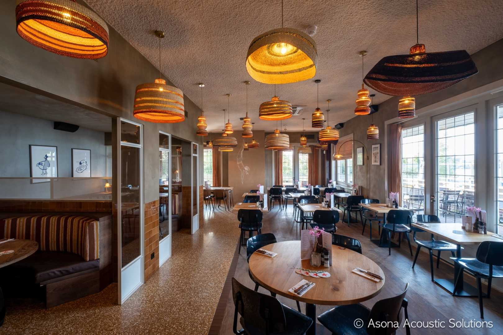 restaurant met akoestisch plafond