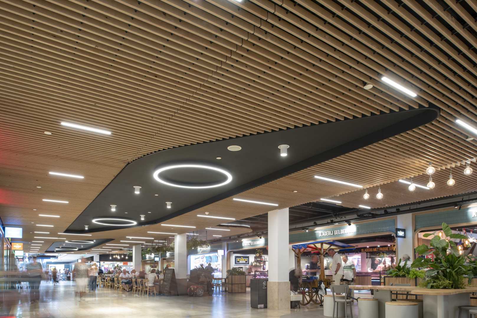 Akoestisch plafond in een winkelcentrum