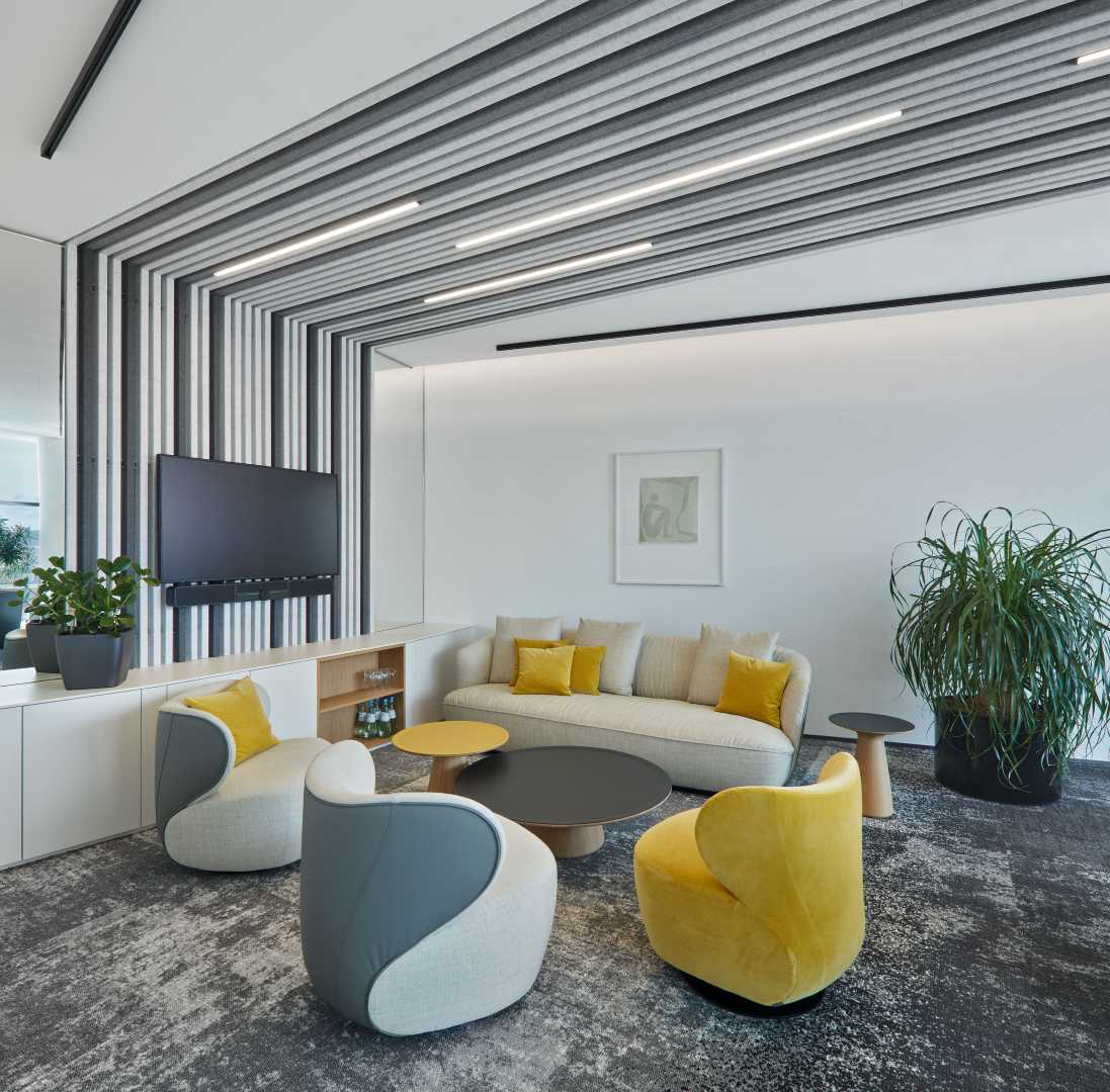 HUK Coburg, Duitsland HeartFelt® Linear Wall in combinatie met plafondsysteem 