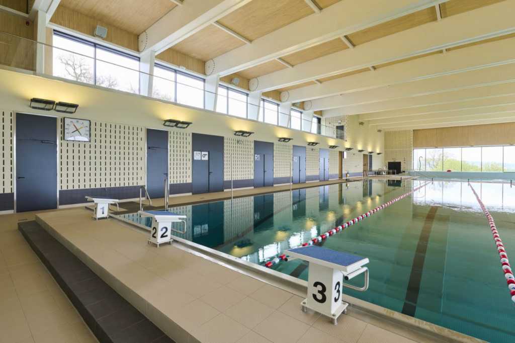 Zwembad met akoestisch pleister