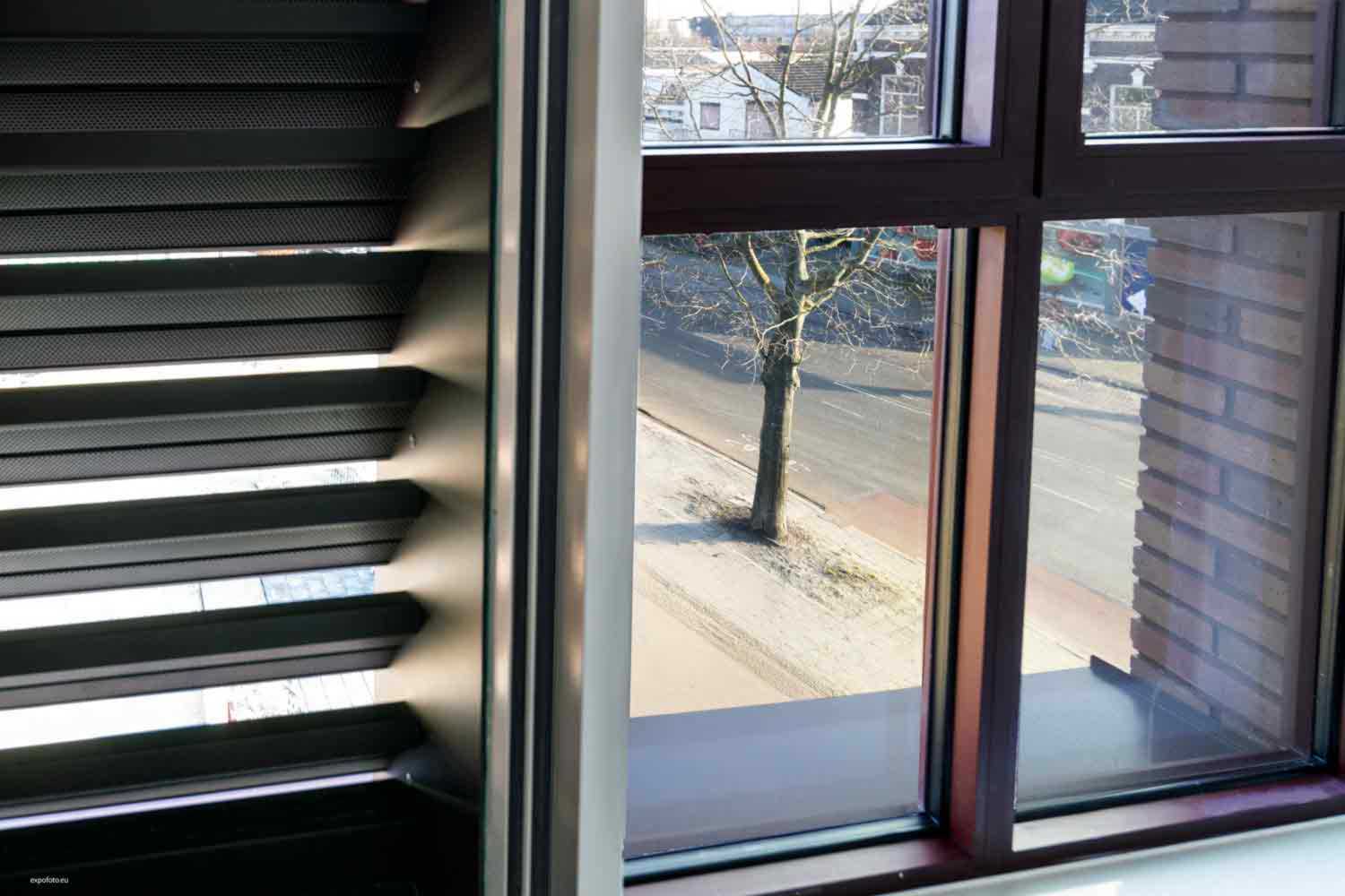 Detail van een akoestisch muurrooster binnenzijde