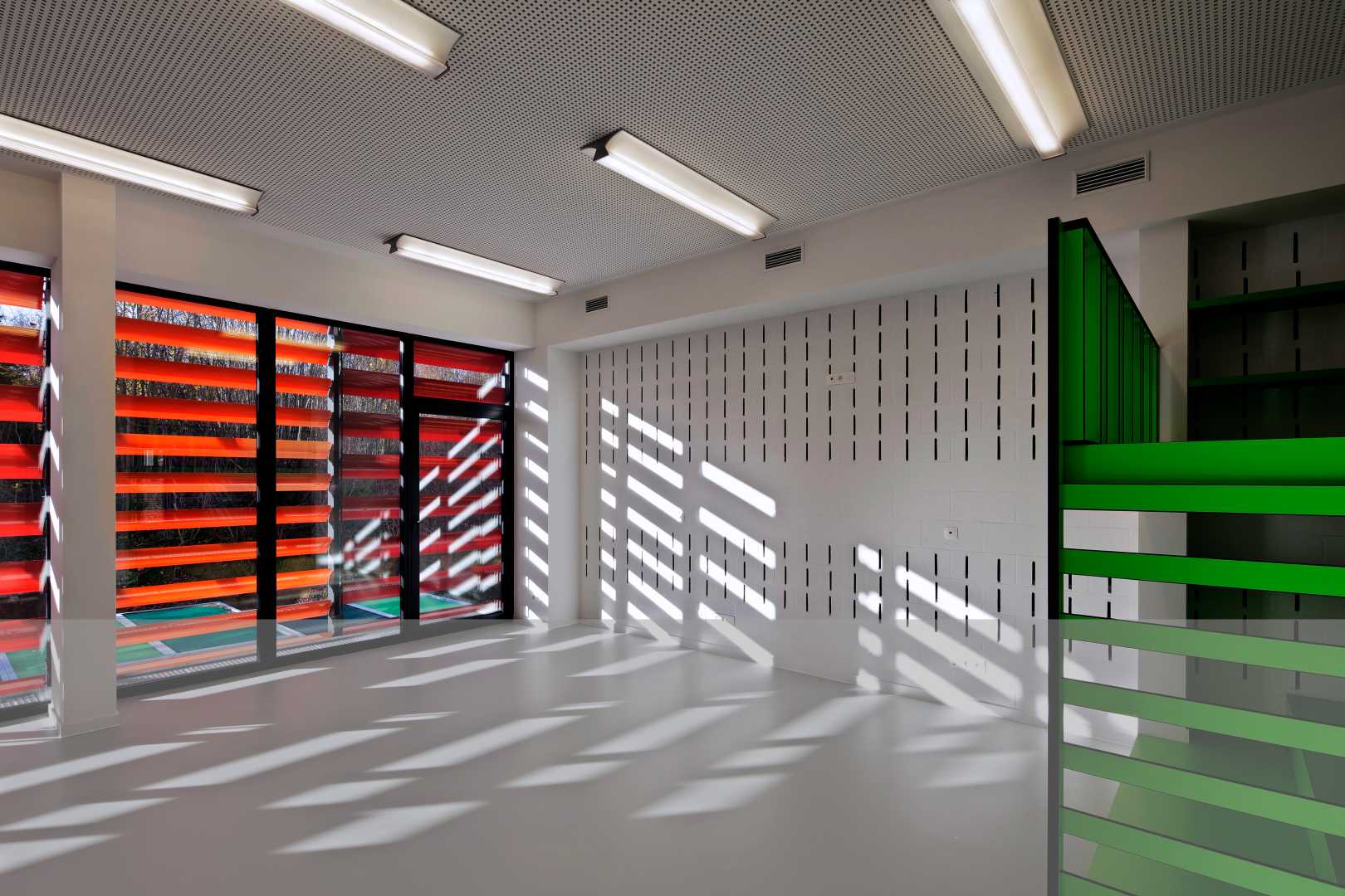 Ruimte met gekleurde zonschermen