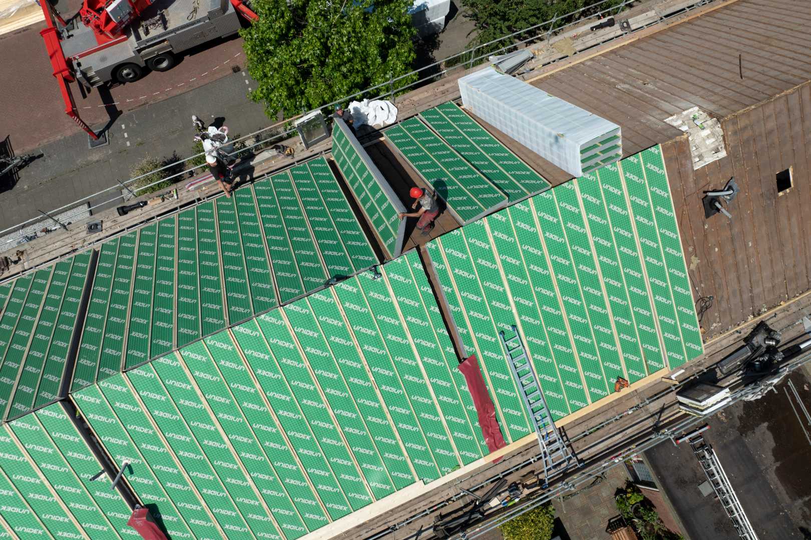 Dakrenovatie met isolatieplaten van boven gezien
