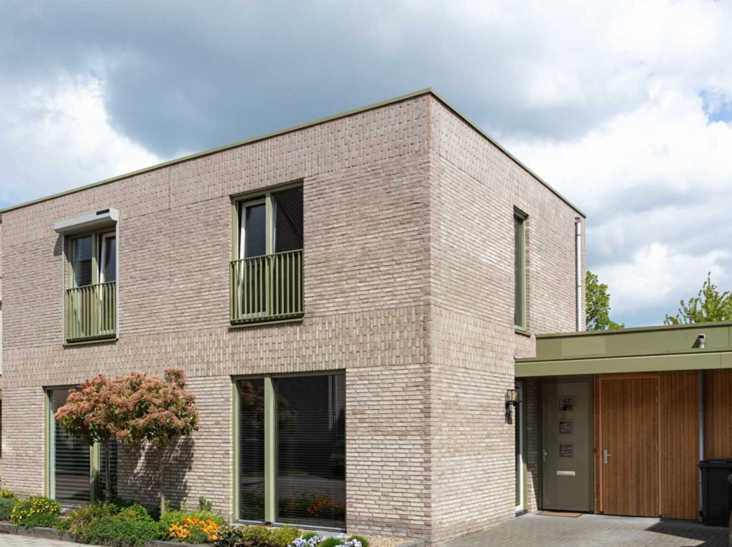 Bakstenen gevel met aluminium kozijnen