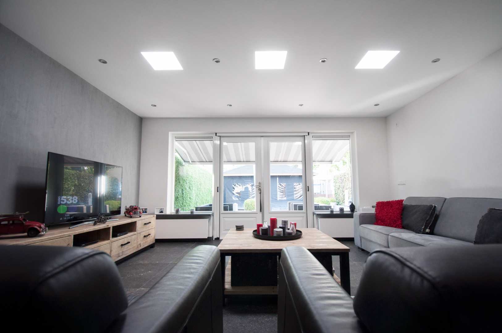 Daglichtbuizen verzonken in een plafondplaat