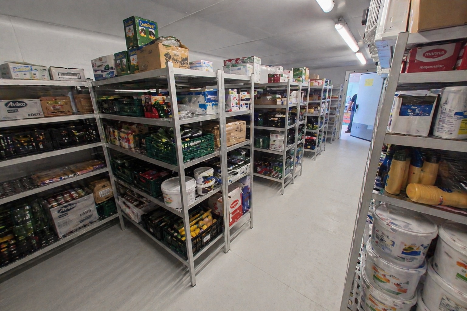 Magazijn gevuld met stellingen en spullen
