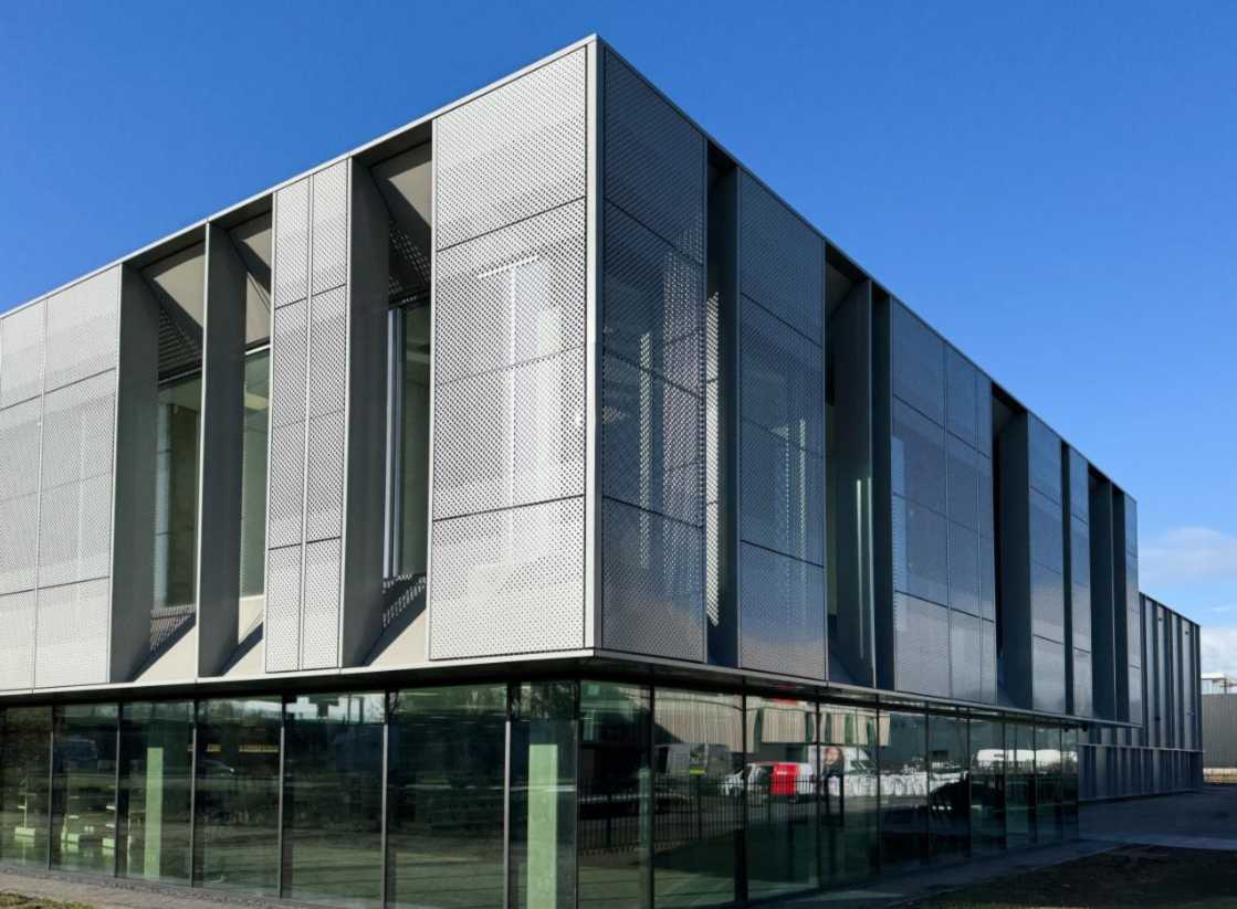 Het gebouw heeft een winkelruimte, kantoren en een logistiek centrum Het gebouw heeft een winkelruimte, kantoren en een logistiek centrum