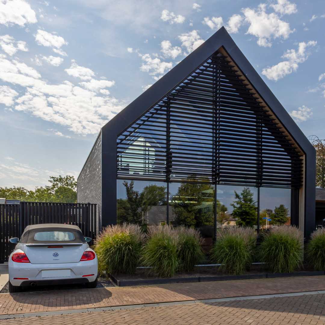Combinatie van een stalen draagconstructie en vliesgevels van aluminium en glas