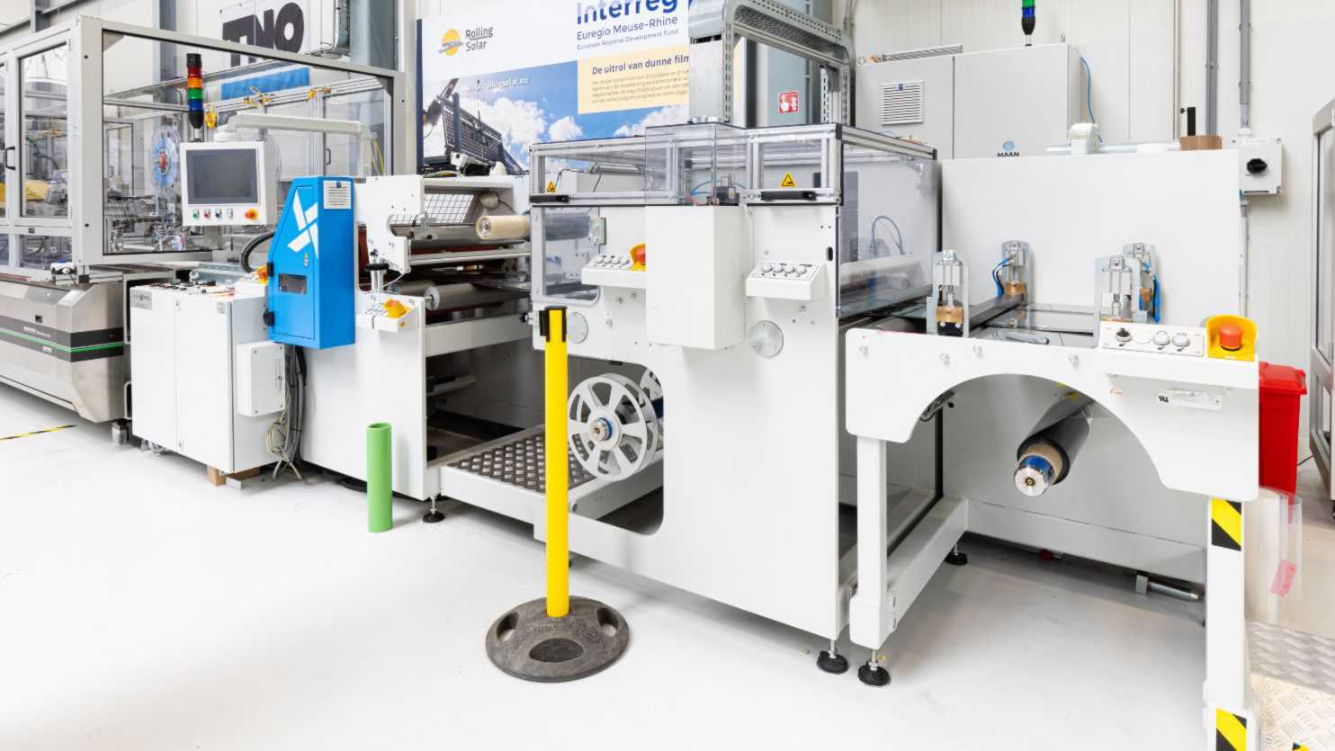 TNO Mass-Customization research pilot lijn waarop zonne-cellen en folies op maat gepositioneerd worden, en waarover een beschermende folie wordt aangebracht