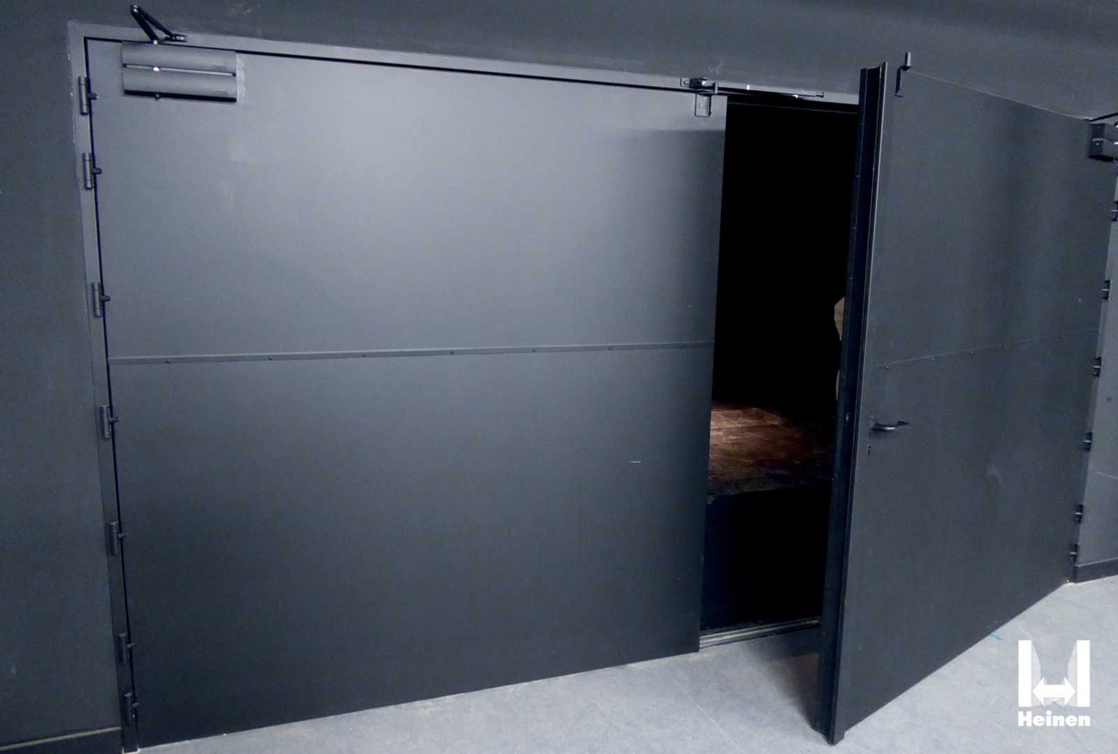 Openstaande brandwerende deur
