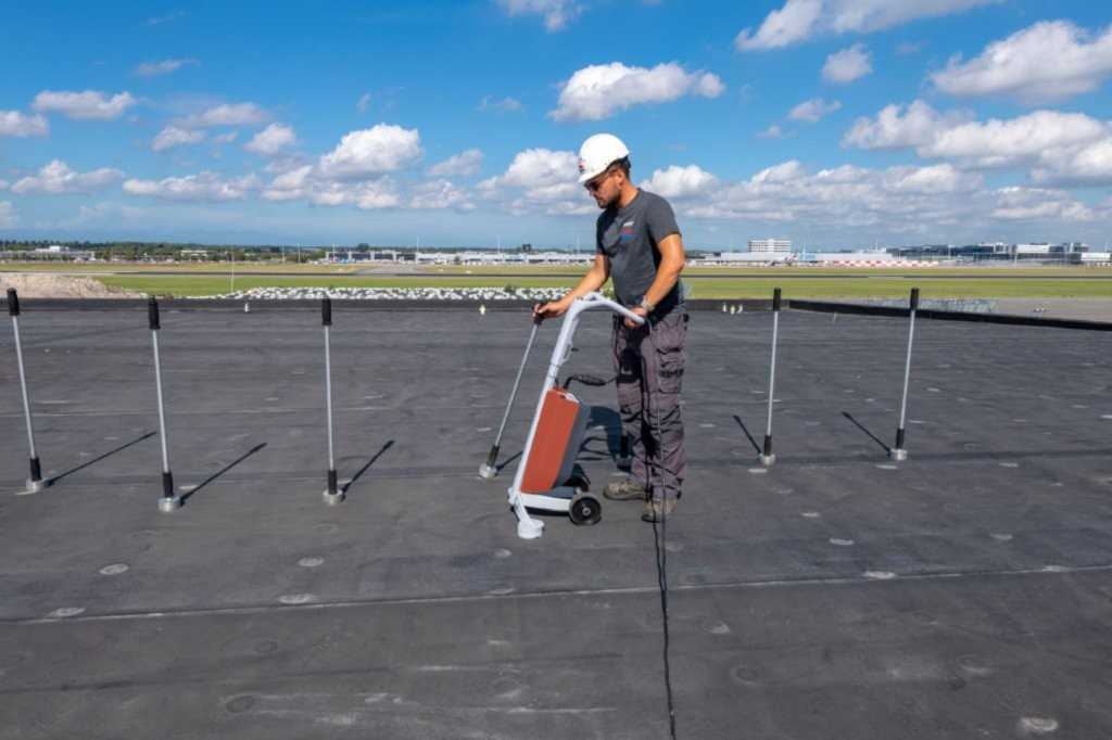 De mechanische bevestiging van de EPDM-dakbaan met inductietechniek maakt latere demontage mogelijk De mechanische bevestiging van de EPDM-dakbaan met inductietechniek maakt latere demontage mogelijk