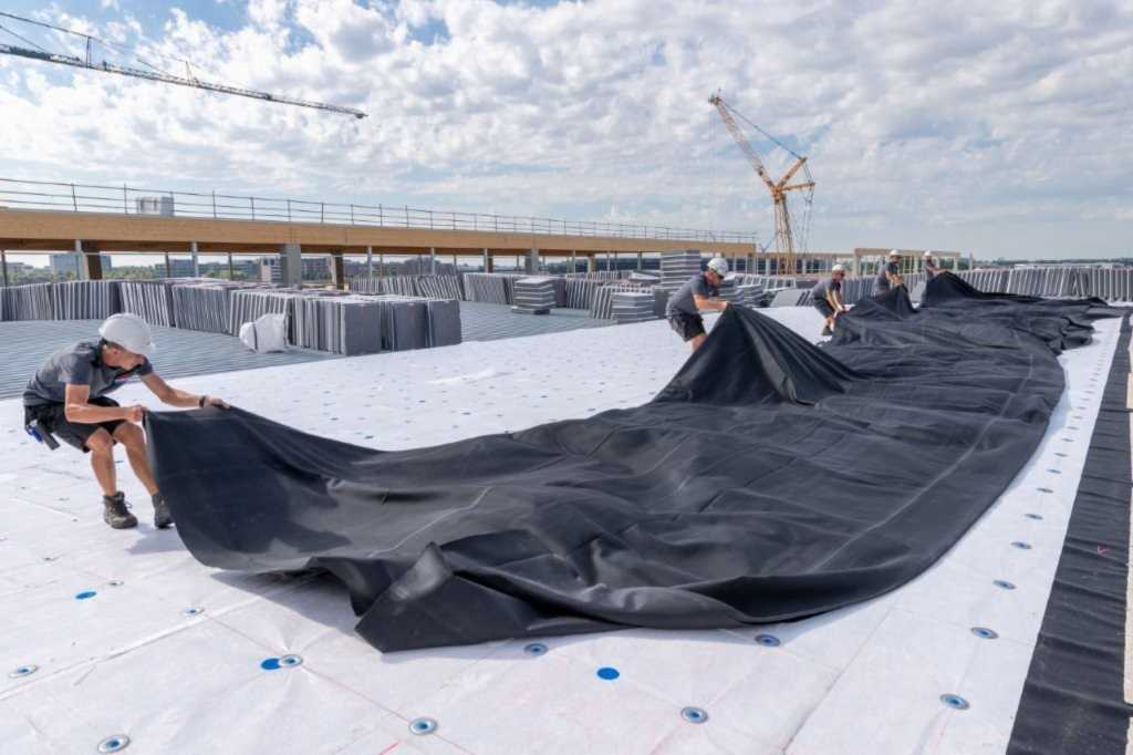 Grootformaat EPDM-dakbanen verminderen het aantal handmatig uitgevoerde naden Grootformaat EPDM-dakbanen verminderen het aantal handmatig uitgevoerde naden