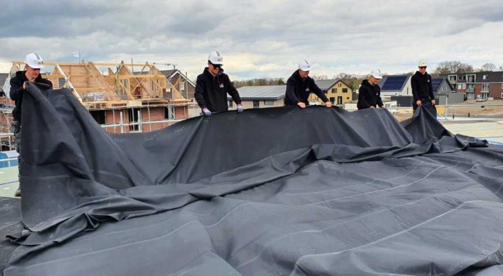 Verwerking van een geprefabriceerde HERTALAN® EPDM-dakbaan op een plat dak Verwerking van een geprefabriceerde HERTALAN® EPDM-dakbaan op een plat dak