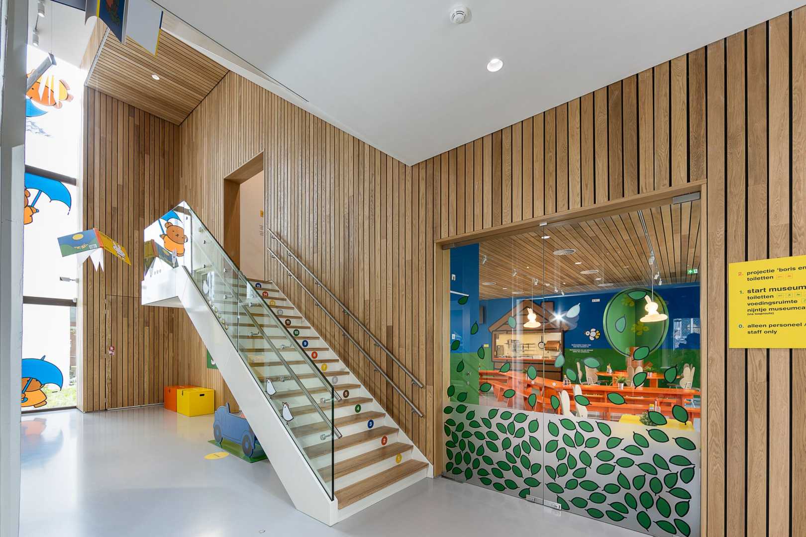 nijntje museum, Nederland Derako® Solid Linear Wall