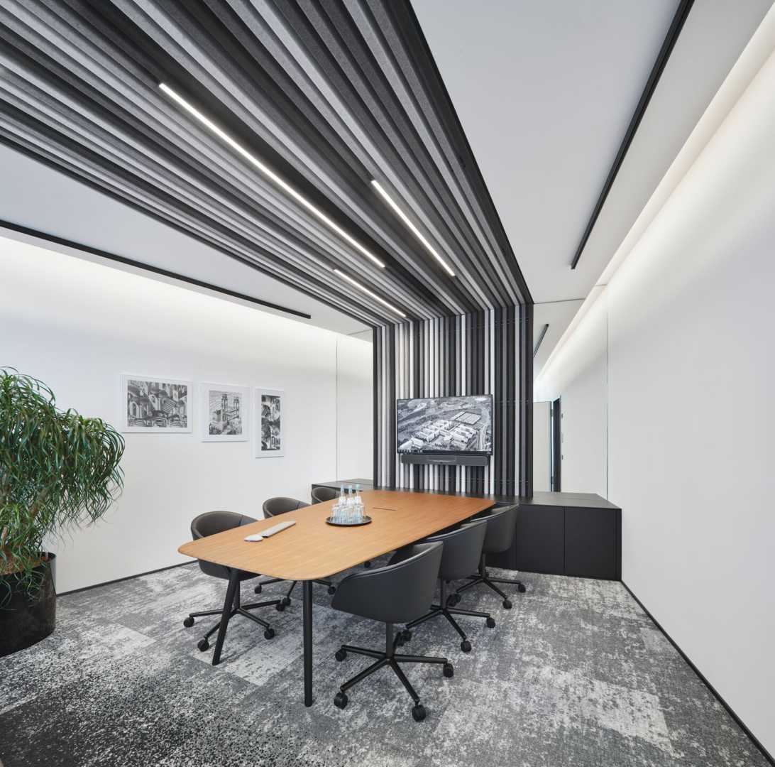 HUK Coburg, Duitsland HeartFelt® Linear Wall in combinatie met plafondsysteem 