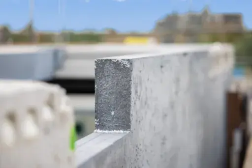 Door de toevoeging van biochar in beton wordt CO2 opgeslagen