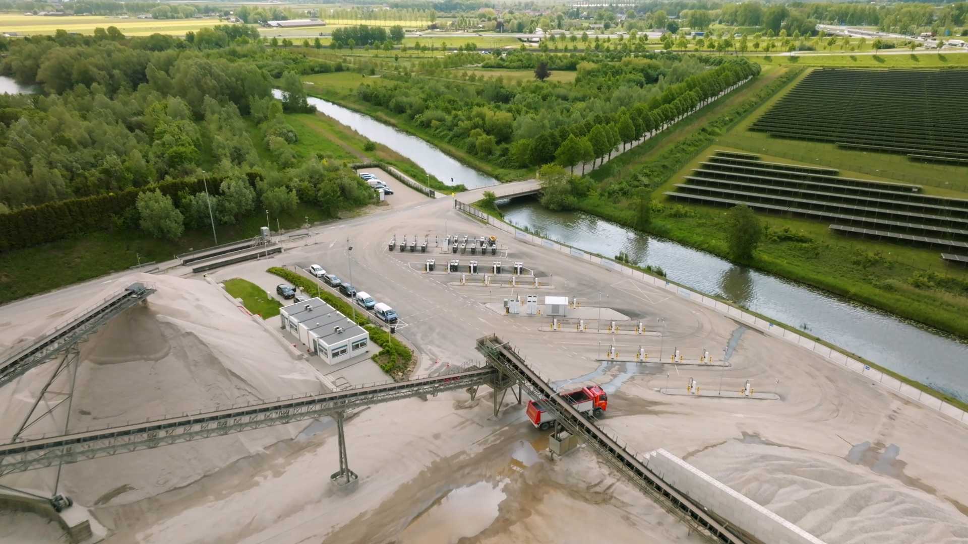 Slim laadplein koppelt zonne-energie aan emissieloos bouwen bij zandwinning