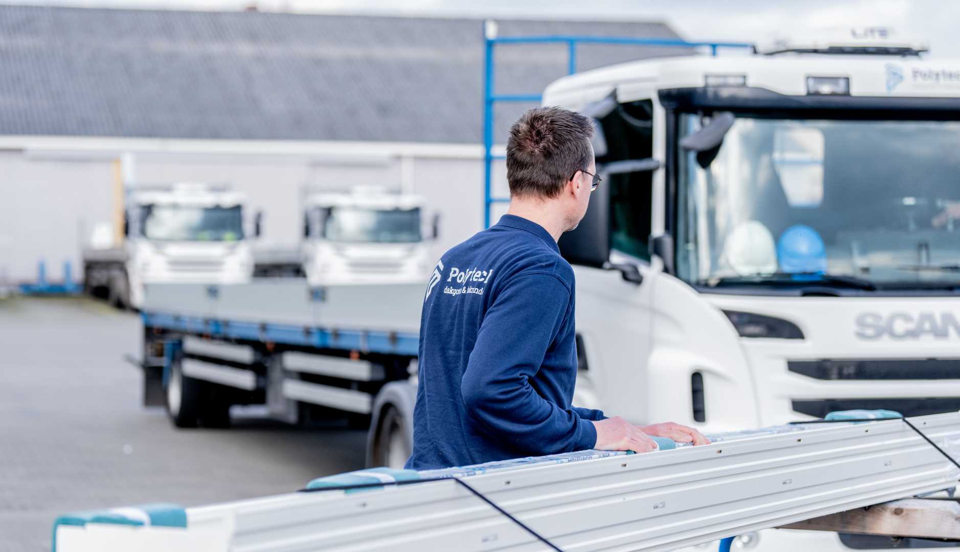 man loopt naar vrachtwagen