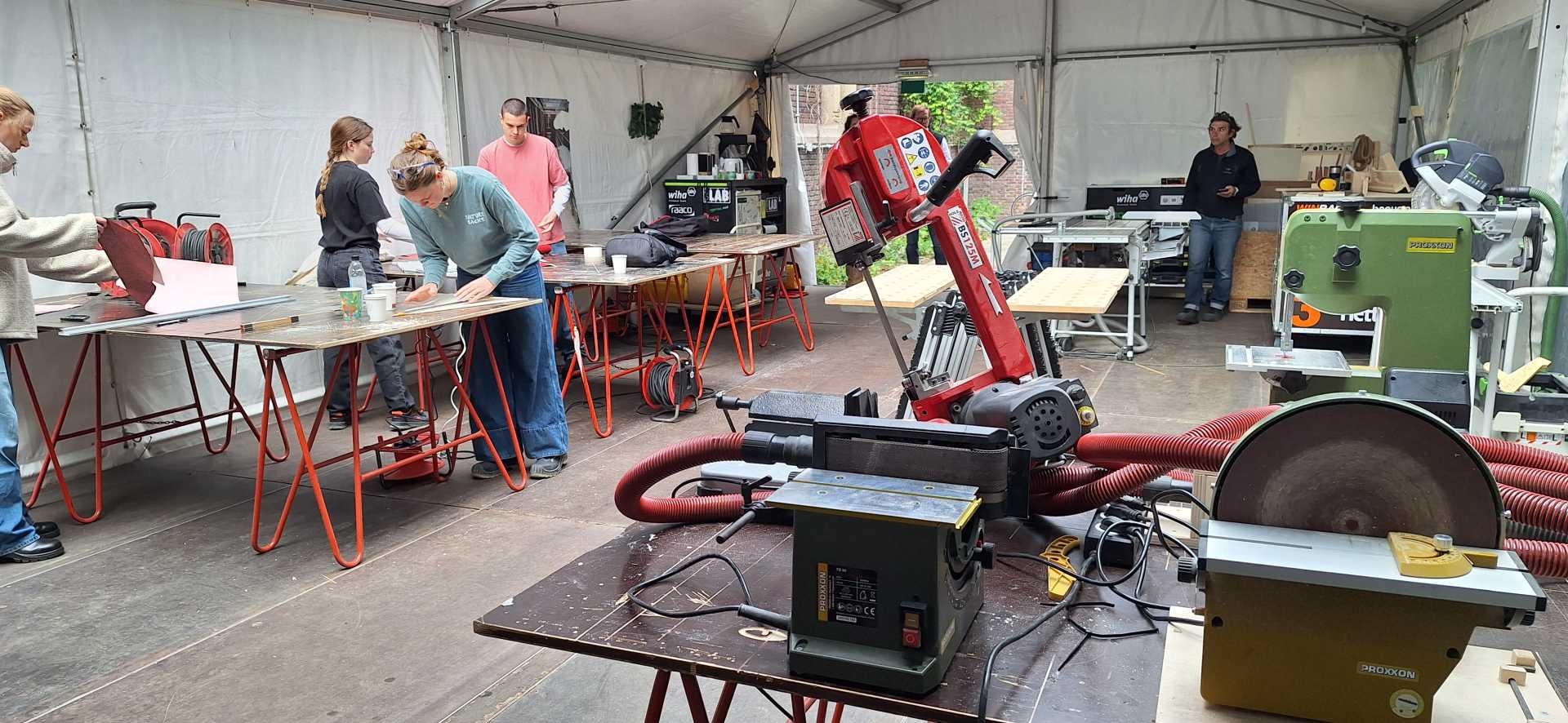 De studenten aan het werk in de tent De studenten aan het werk in de tent