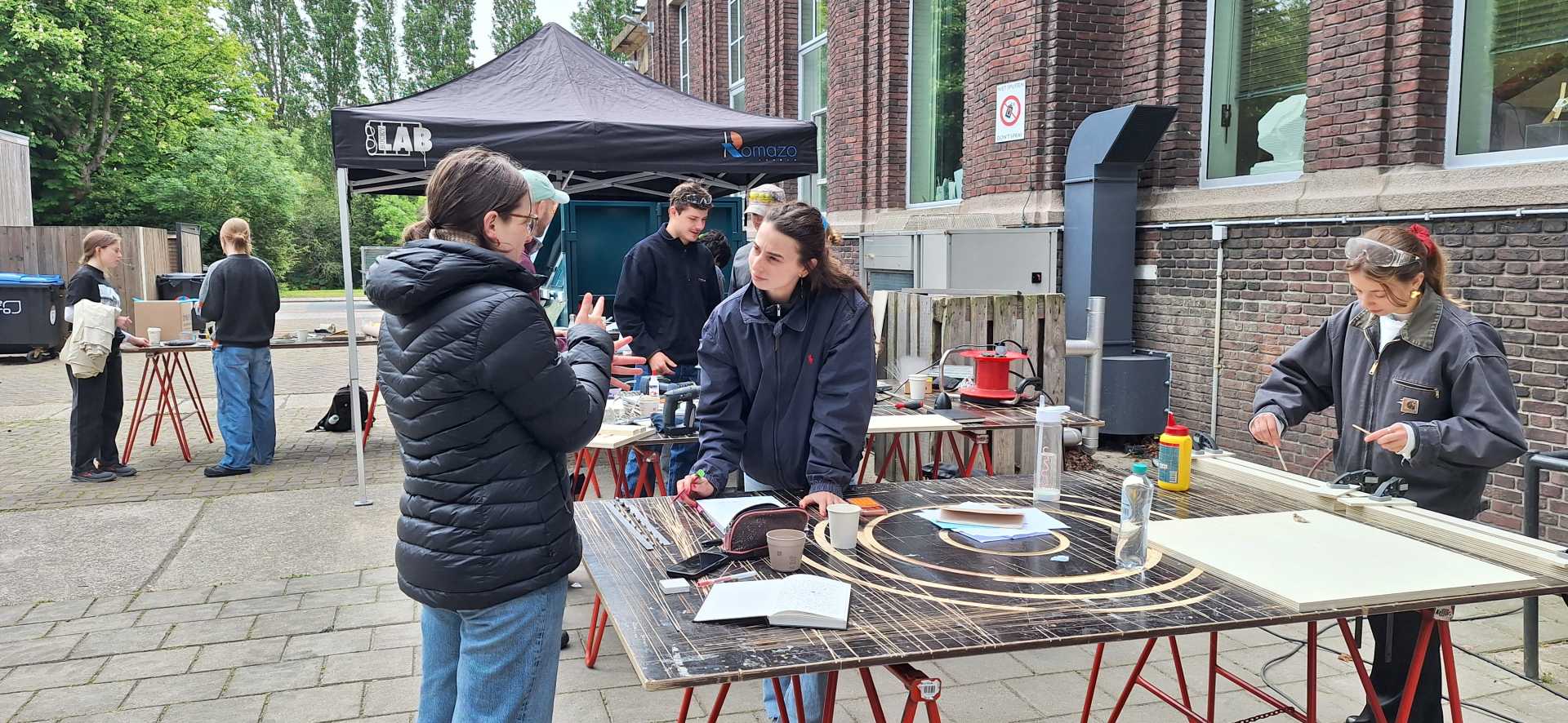 De studenten werken in kleine groepen aan de opdracht De studenten werken in kleine groepen aan de opdracht