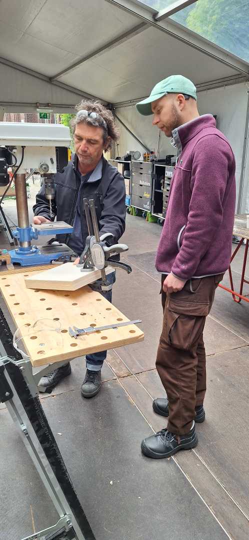 Het leren werken met materialen, gereadschap en machines is een belangrijk onderdeel van de cursus Het leren werken met materialen, gereadschap en machines is een belangrijk onderdeel van de cursus