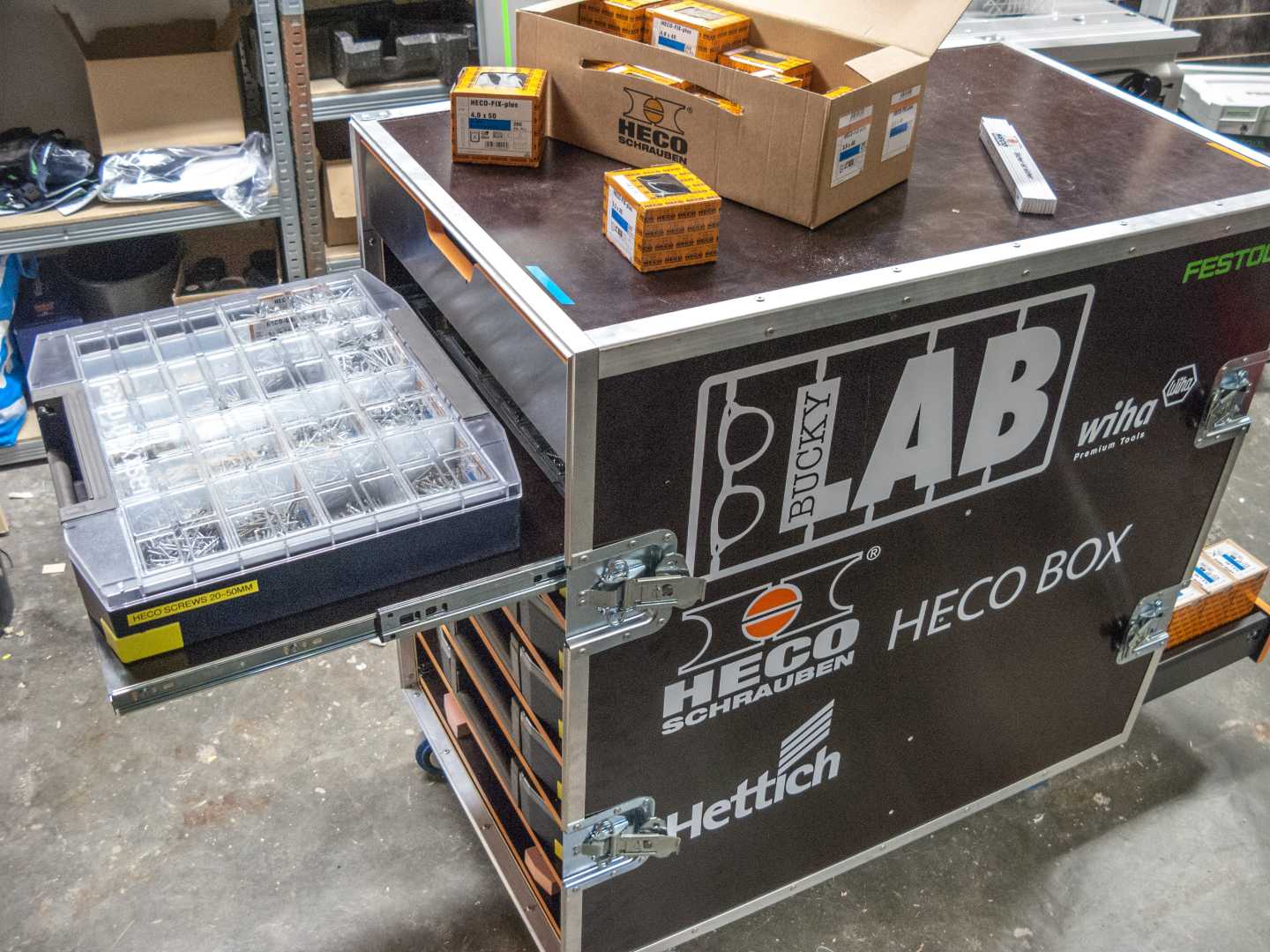 De rolcontainer van het Bucky Lab met HECO-schroeven De rolcontainer van het Bucky Lab met HECO-schroeven